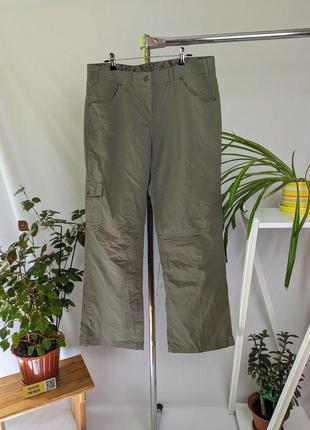 Широкі, нейлонові жіноші штани з кишенями.