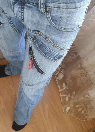 Прямые светлые джинсы с замками с-м 27 р.новые с биркой
