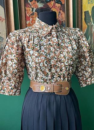 Винтажная блузка с круглым воротничком и цветочным принтом и короткими рукавами1 фото