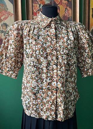 Винтажная блузка с круглым воротничком и цветочным принтом и короткими рукавами5 фото