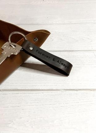Персоналізований коричневий брелок для ключів з натуральної шкіри7 фото