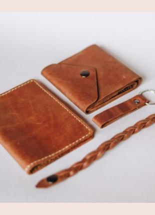 Подарунковий набір з шкіряних виробів: гаманець, чохол для паспорта, брелок і браслет1 фото
