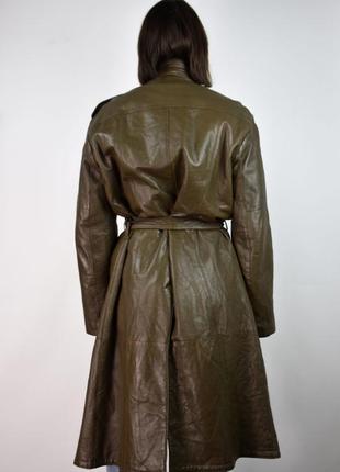 Коричневое кожаное пальто на поясе4 фото