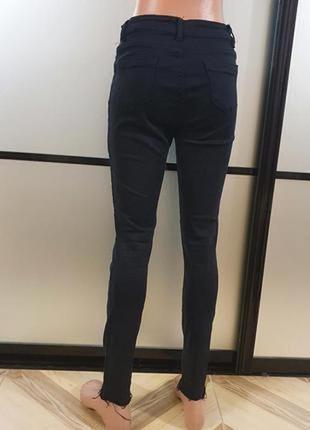 Черные джинсы скинни/джеггинсы зауженные с необработанным краем 27 (м). нюанс8 фото
