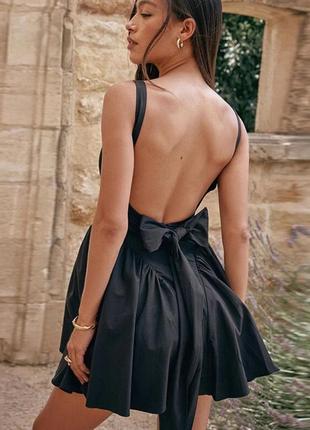 Чорна міні сукня з відкритою спинкою