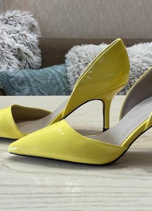 Яркие лимонные туфли-лодочки на невысоких каблуках фирмы mohito7 фото