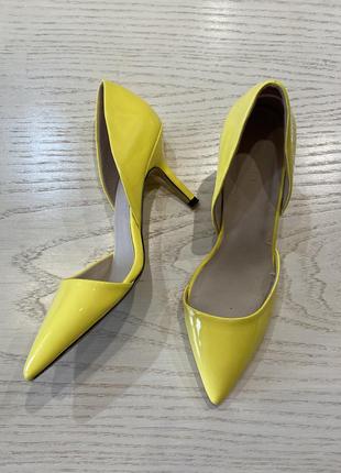Яркие лимонные туфли-лодочки на невысоких каблуках фирмы mohito6 фото