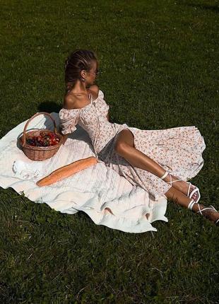 Невероятное платье с цветочным принтом открытыми плечами на резинке короткими с декольте приталенная меди с разрезом6 фото
