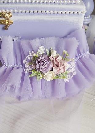 Подвязка невесты сиреневая с цветами2 фото
