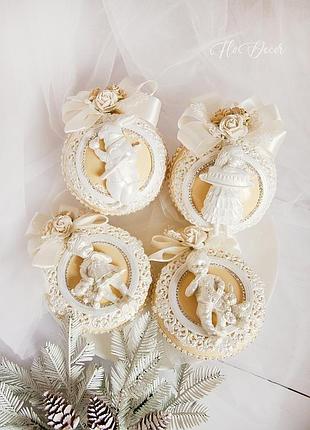 Нежно-желтые новогодние игрушки 4шт.