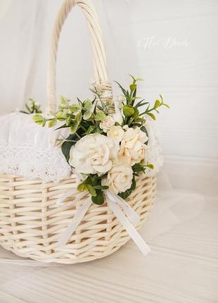 Весільна корзинка для квіткарок1 фото