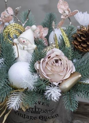 Новогодняя композиция со снеговиком новогодний декор снеговик новогодняя композиция кремовая2 фото