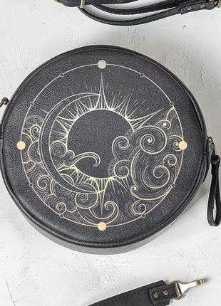Маленькая кожаная сумка клатч с ручной росписью "mistery moon"