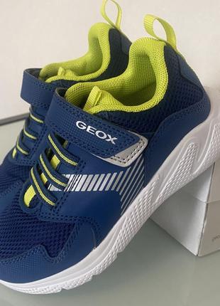 Geox нові кросівки оригінал р,29