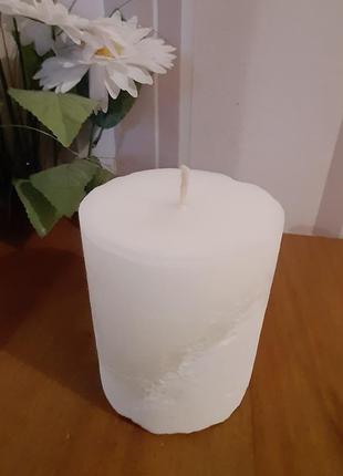Большая свеча на бетоне4 фото