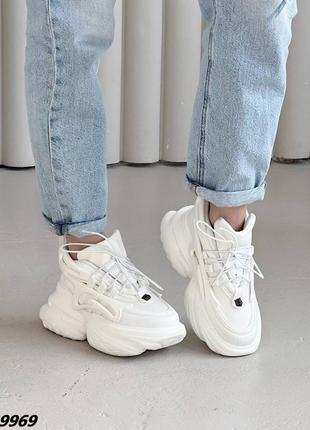 Белые кроссовки