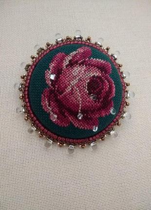 Вышитая брошь "роза в каплях росы"