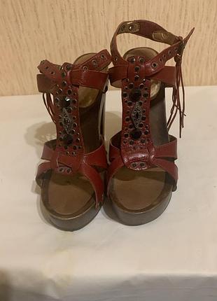 Босоножки "стукалки"