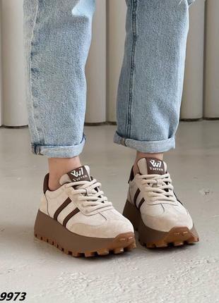 Стильные кроссовки