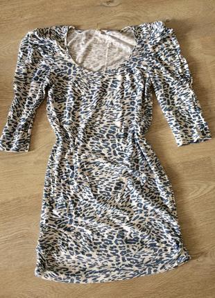 Красивое платье в актуальный принт