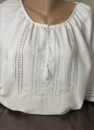 Низинка. стильна жіноча вишиванка на білому полотні ручної роботи.3 фото