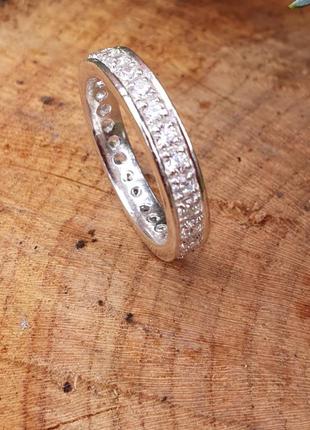 Кольцо полностью в камнях