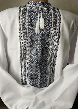 Стильна чоловіча вишиванка ручної роботи на білому домотканому полотні. ч-17426 фото