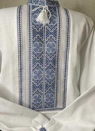 Стильна чоловіча сорочка на білому полотні. ч-1732
