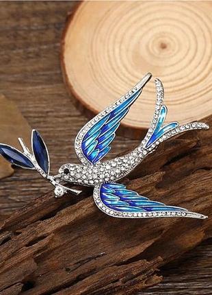 Брошь голубь с веткой 🕊️ 2 цвета, синяя птица ласточка стриж кристаллы, эмаль, серебристая