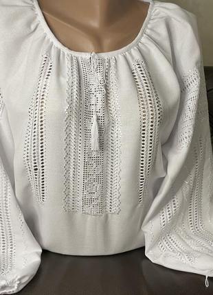 Стильна жіноча вишиванка ручної роботи на білому домотканому полотні.