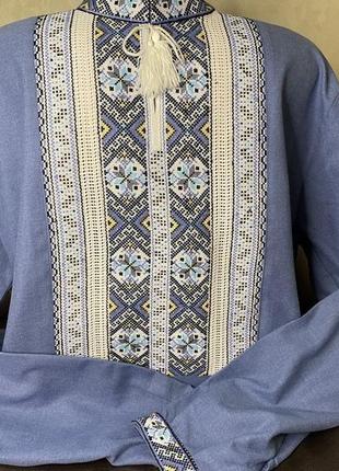 Стильна чоловіча вишиванка ручної роботи на синьому домотканому полотні. ч-18301 фото