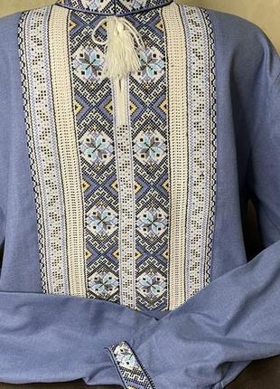 Стильна чоловіча вишиванка ручної роботи на синьому домотканому полотні. ч-18304 фото
