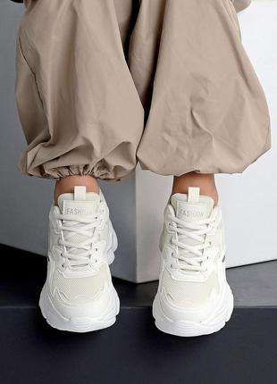 Бежеві молочні жіночі кросівки на високій підошві потовщеній масивній4 фото