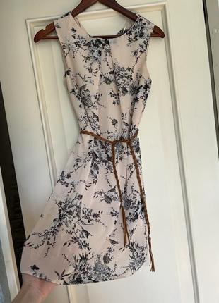 Платье в цветочный принт с поясом2 фото