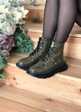 Жіночі черевики alexander mcqueen tread slick boots green2 фото