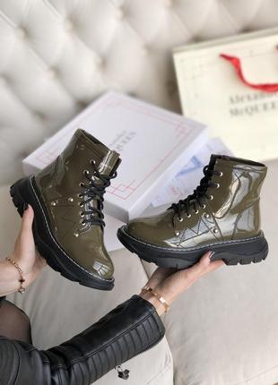 Жіночі черевики alexander mcqueen tread slick boots green9 фото