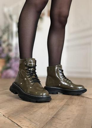 Жіночі черевики alexander mcqueen tread slick boots green10 фото