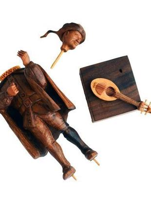 Мініатюра середньовічного музиканта, який грає на мандоліні. дерев'яна скульптура ручної роботи.4 фото