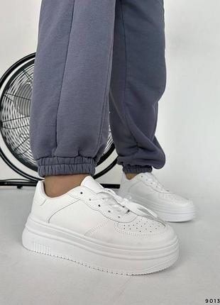 Белые кроссовки