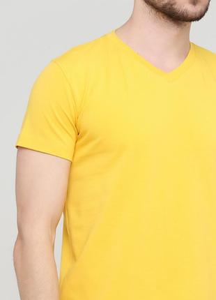 Жовта футболка "only man" з v-подібним вирізом жовтим логотипом3 фото