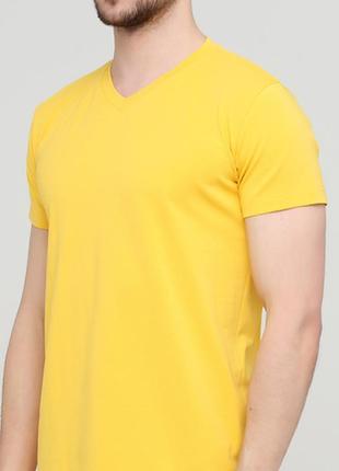 Жовта футболка "only man" з v-подібним вирізом жовтим логотипом4 фото