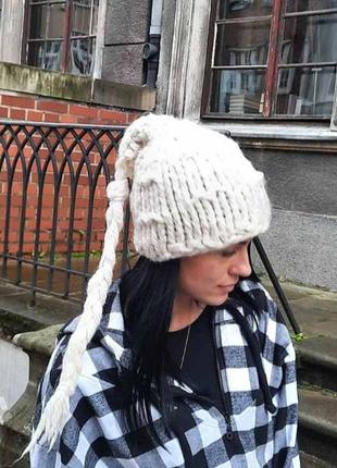 Біла вязана жіноча шапка з косою. вязана зимова шапочка8 фото