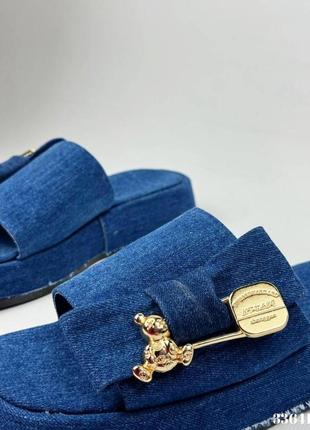 Текстильні джинсові шльопанці на танкетці з золотим ведмедиком 36 37 38 39 405 фото