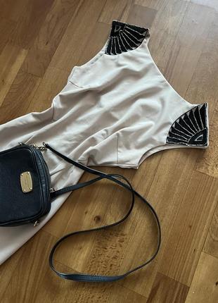 Шикарна приталена коротка сукня бежева с