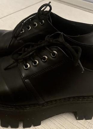 Стильні черевики на тракторній підошві bershka