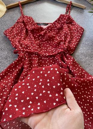 Красивое короткое летнее платье на запах с рюшами шифонов в принт в горошек в сердечки красная shein шейн сарафан5 фото