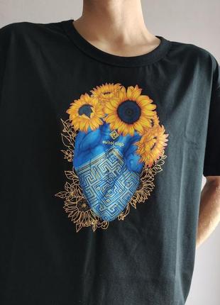 Патріотична футболка з принтом "з україною в серці" чорна2 фото