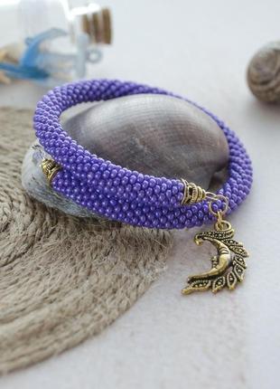 Одинарный браслет из бисера на мемори-проволоке, фиолетовый с подвеской-луной7 фото