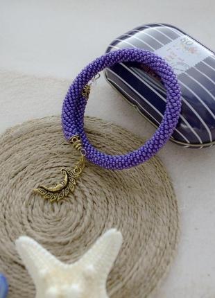 Одинарный браслет из бисера на мемори-проволоке, фиолетовый с подвеской-луной2 фото