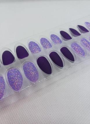 Накладні нігті мигдаль фіолетові з блискітками4 фото